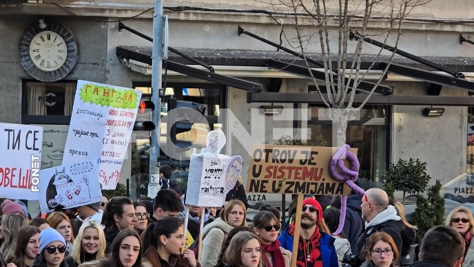 Glumci BDP u protestnoj šetnji